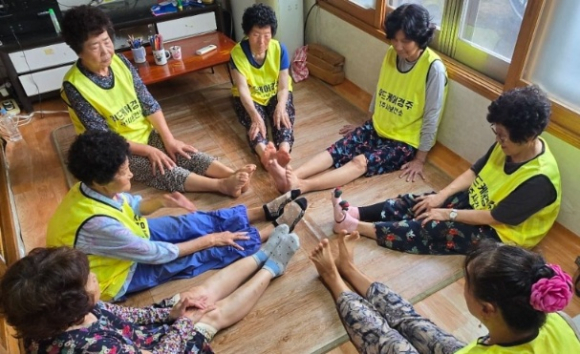 경주시보건소 시니어 건강리더가 읍면지역 경로당을 찾아 어르신들과 함께 건강체조와 인지강화 프로그램을 진행하고 있다.