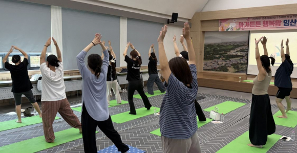 경주시보건소에서 임산부들이 '엄마와 아기가 함께하는 건강한 태교 요가교실'에 참여해 요가 동작을 배우고 있다.
