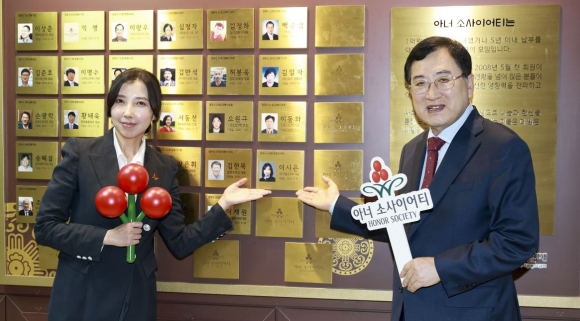 주낙영 경주시장과 이시은 ㈜맷돌순두부 대표가 지난 9일 경주시청에서 열린 아너 소사이어티 회원 가입식에서 기념촬영을 하고 있다.