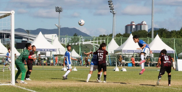 ‘2026 화랑대기 전국 유소년 축구대회’에 참가한 선수들이 경주에서 열린 경기에서 헤딩 경합을 펼치고 있다.