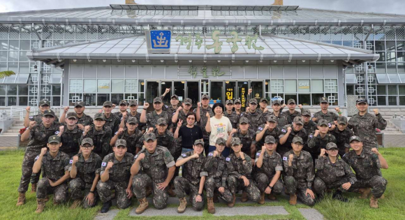 육군 제50보병사단 경주대대 장병들이 경주 동궁원 견학을 마친 뒤 동궁원 앞에서 기념촬영을 하고 있다.