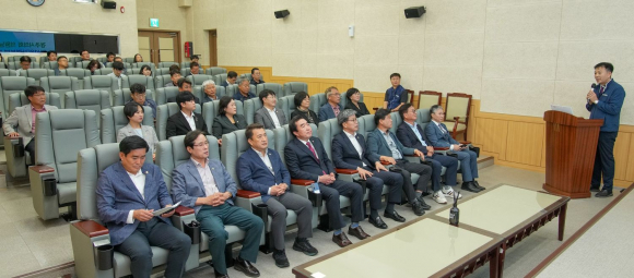 경주시의회(의장 임활)는 지난 11일 지역 주요 원자력 관련 시설인 월성원자력본부를 방문해 운영 현황을 살펴보고 관계자들의 의견을 청취했다.