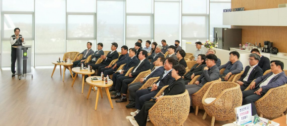 경주시의회(의장 임활)는 지난 11일 지역 주요 원자력 관련 시설인 한국원자력환경공단을 방문해 운영 현황을 살펴보고 관계자들의 의견을 청취했다.