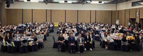 지난 11일 더케이호텔 경주에서 열린 ‘2026년 경상북도 사회복지공무원 워크숍’ 참석자들이 기념촬영을 하고 있다.