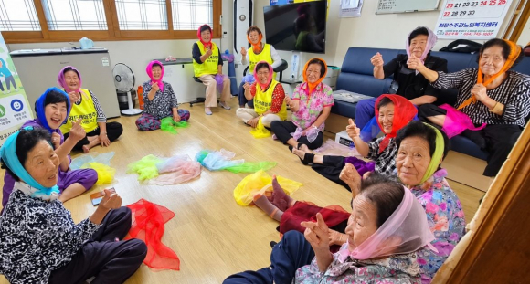 경주시보건소가 운영하는 ‘신바람 건강체조’ 특강에 참여한 어르신들이 경로당에서 건강체조를 하며 즐거운 시간을 보내고 있다.