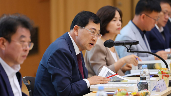 주낙영 경주시장이 14일 알천홀에서 열린 ‘민선9기 공약 및 2027 주요업무 추진계획 보고회’에서 주요 사업 추진계획을 점검하고 있다.