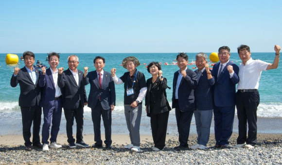 13일 경주 봉길대왕암해변에서 열린 '문무대왕 바다수영대회'에서 김석기 국회의원, 최혁준 경주시 부시장 등 참석 내빈과 참가자들이 기념촬영을 하고 있다.