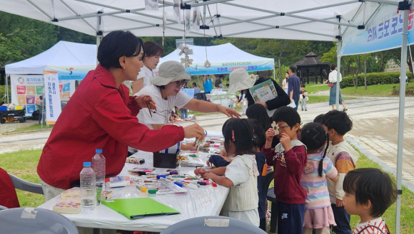 제4회 경상북도 환경교육한마당 참가자들이 경주시 종합자원화단지에 마련된 환경체험 프로그램에 참여하고 있다