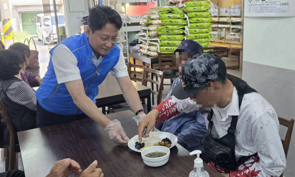배진석 도의원이 무료급식봉사에 나섰다.