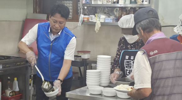배진석 도의원이 무료급식봉사에 나섰다.