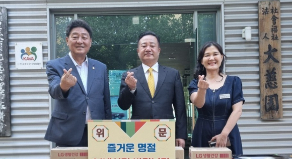 이동협 도의원이 경주시 소재 ‘대자원’을 찾아 경북도의회에서 준비한 위문품을 전달했다.