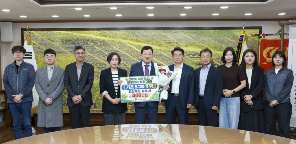 주낙영 경주시장이 ‘2026년 지자체 배출업소 환경관리실태 평가’ 기초지자체 5그룹 1위 달성을 기념해 관계 공무원들과 기념촬영을 하고 있다.