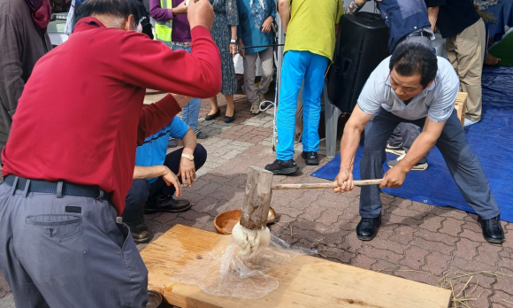 지난해 열린 경주쌀 소비촉진행사에서 참가자들이 떡메치기 체험을 하고 있다.