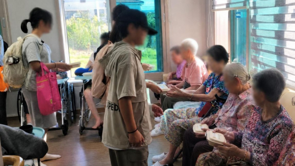동천초(교장 최상일) 사랑나눔 봉사동아리 학생들이 추석을 앞두고 지역 어르신들을 위한 명절음식을 직접 만들어 전달하는 '세대를 잇는 손맛, 명절음식 만들기 및 나눔 활동'을 진행했다.
