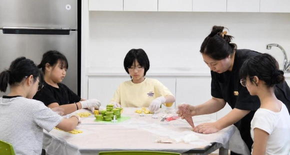 동천초(교장 최상일) 사랑나눔 봉사동아리 학생들이 추석을 앞두고 지역 어르신들을 위한 명절음식을 직접 만들어 전달하는 '세대를 잇는 손맛, 명절음식 만들기 및 나눔 활동'을 진행했다.