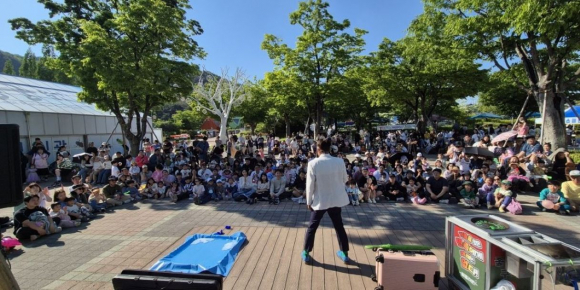 경주 동궁원에서 열린 올해 어린이날 행사에서 가족 단위 방문객들이 공연을 관람하고 있는 모습.