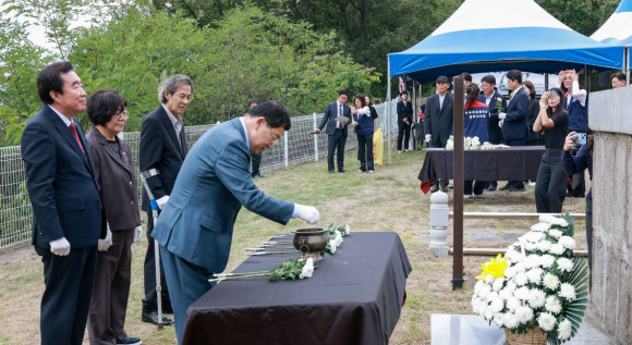 주낙영 경주시장이 18일 안강지구 전승비에서 열린 승전 기념식에서 호국영령을 기리며 헌화하고 있다.