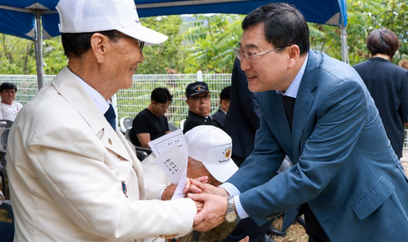 주낙영 경주시장이 18일 안강지구 전승비에서 열린 승전 기념식에서 6·25 참전용사와 인사를 나누고 있다.