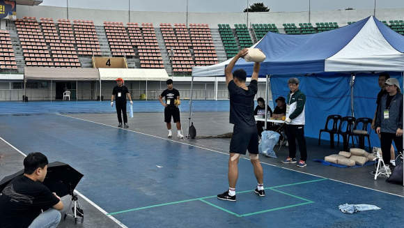 지난해 경주시 환경공무관 공개경쟁채용시험에서 한 응시자가 경주시민운동장에서 모래가마니 멀리 던지기 체력평가를 하고 있다.