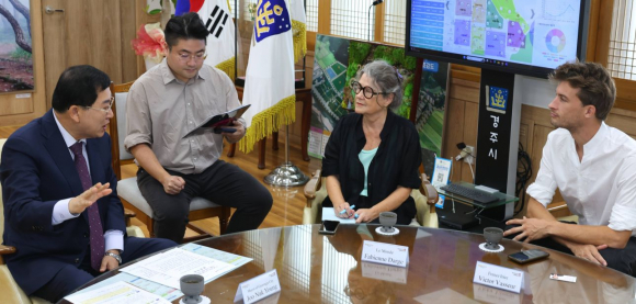 주낙영 경주시장이 지난 21일 시청을 방문한 프랑스 주요 언론 기자단과 경주의 역사·문화와 교류 방안에 대해 이야기를 나누고 있다.