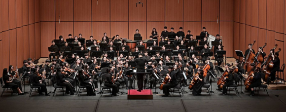 지난 19일 경주예술의전당 화랑홀에서 열린 ‘경주·대구·세랑고르주 청소년오케스트라 국제교류 연합연주회’에서 청소년 연주자들이 합동 공연을 펼치고 있다.