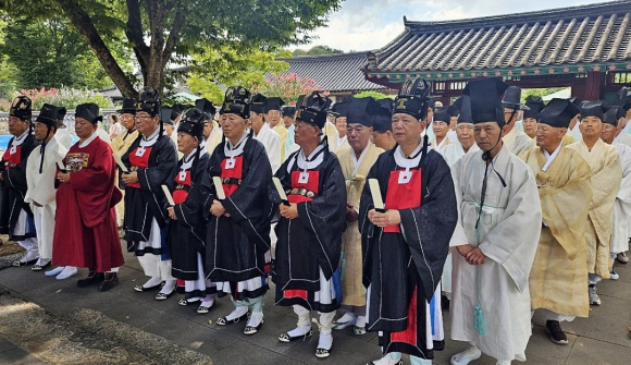 지난 20일 경주향교 대성전에서 열린 ‘2026년 추계 석전대제’에서 제관과 유림회원들이 전통 예법에 따라 제례에 참여하고 있다.