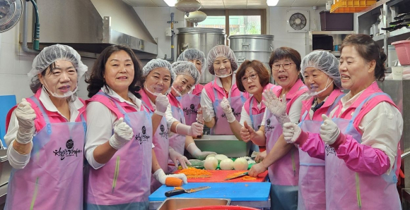 한자녀더갖기운동연합 경주시지부 회원들이 22일 경주시종합자원봉사센터에서 이웃들에게 전달할 반찬을 만들며 기념촬영을 하고 있다.