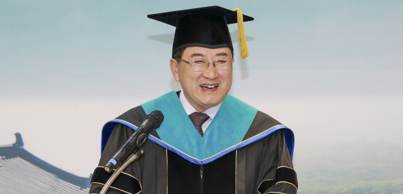 주낙영 경주시장이 지난 22일 경주농업인회관에서 열린 ‘제20회 경주농업대학 졸업식’에서 축사를 하고 있다.