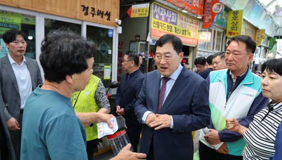 주낙영 경주시장이 23일 오전 경주 중앙시장에서 추석맞이 장보기를 하며 상인과 이야기를 나누고 있다.