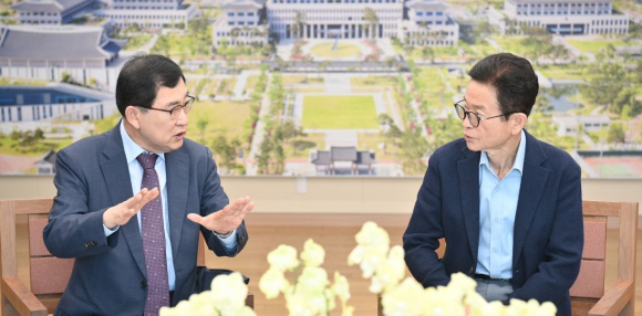 주낙영 경주시장이 28일 경상북도를 방문해 이철우 경상북도지사와 지역 핵심 현안 지원을 위한 협력 의지를 다지고 있다.