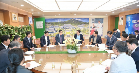 주낙영 경주시장이 28일 경상북도를 방문해 이철우 경상북도지사와 지역 핵심 현안 지원을 위한 협력 의지를 다지고 있다.