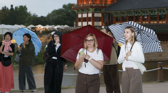 2026 경주국가유산야행을 찾은 외국인 관광객들이 행사장을 둘러보며 즐거운 시간을 보내고 있다.