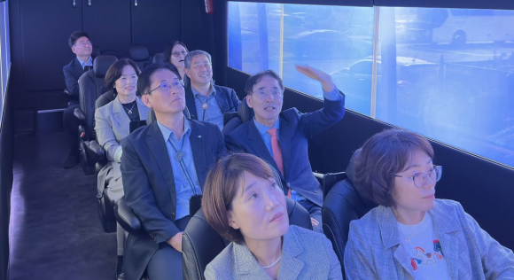 골든신라 경주 XR 모빌리티버스 체험을 하고 있다.