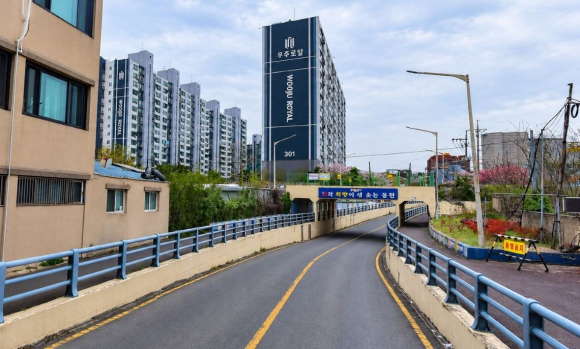 평면화 공사 전 경주시 동천동 우주로얄아파트 앞 동천지하차도 모습.