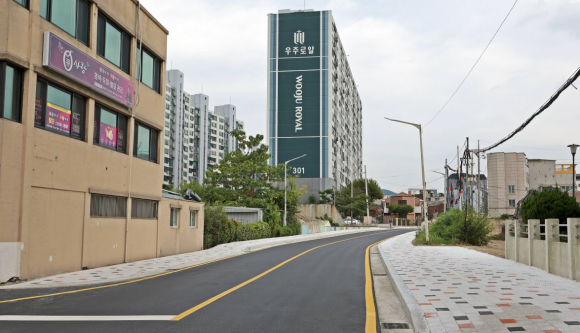 평면화 공사를 마치고 새롭게 조성된 왕복 2차선 동천지하차도 모습.