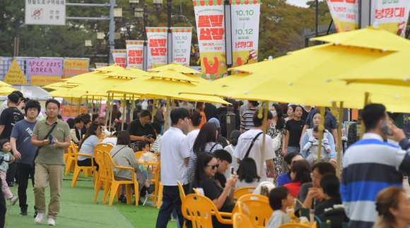 지난해 신라문화제 달빛난장을 찾은 시민과 관광객들이 먹거리를 즐기는 모습.