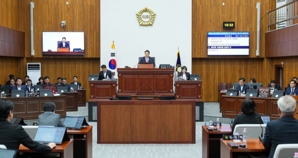경주시의회(의장 임활)는 10월 1일 본회의장에서 제301회 경주시의회 제1차 정례회 제1차 본회의를 열고 22일간의 의사일정을 시작했다.