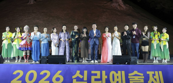 최혁준 경주시 부시장이 지난 3일 저녁 경주 봉황대 특설무대에서 중국 공연단과 함께 기념촬영을 하고 있다.