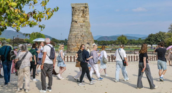 경주 첨성대 일대에서 외국인 관광객들이 천년 문화유산을 둘러보고 있다.