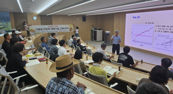 경주시는 6일부터 7일까지 한라봉연구회원 20여 명을 대상으로 고품질 만감류 생산을 위한 심화교육을 진행했다.