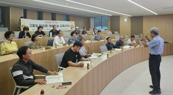 경주시는 6일부터 7일까지 한라봉연구회원 20여 명을 대상으로 고품질 만감류 생산을 위한 심화교육을 진행했다.