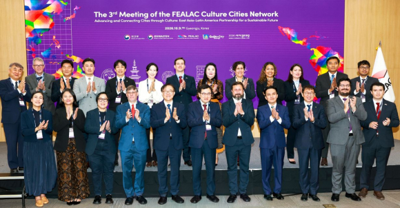 9일 경주화백컨벤션센터(HICO)에서 열린 ‘제3차 FEALAC 문화도시 네트워크 회의’에서 주요 참석자들이 기념촬영을 하고 있다.