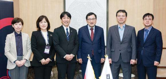 주낙영 경주시장이 지난 9일 경주화백컨벤션센터(하이코) VIP 접견실에서 신도 마사노부 일본 나라시 부시장과 기념촬영을 하고 있다.