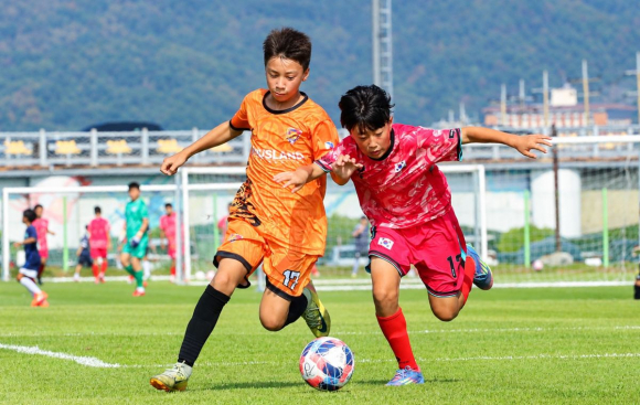 지난해 경주에서 열린 ‘화랑대기 국제 유소년 축구대회’에서 선수들이 치열한 볼 다툼을 벌이고 있다.