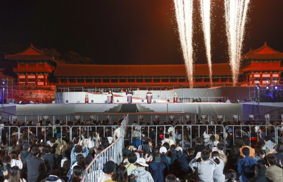 '2026 제53회 신라문화제'가 10월 9일부터 11일까지 월정교와 봉황대 일원에서 열린 가운데, 시민과 관광객들이 축제 현장을 찾아 공연과 다양한 프로그램을 즐기고 있다.