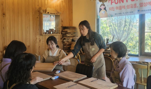 경주시 청소년상담복지센터 상담 인력들이 7일 소진예방 힐링 프로그램에 참여해 목공 체험과 수도산 힐링걷기 활동을 하며 재충전의 시간을 가졌다.