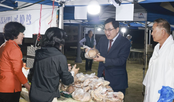 주낙영 경주시장이 지난 10일 ‘제3회 연화장터 문화축제’ 행사장을 찾아 먹거리 부스를 둘러보며 주민들과 이야기를 나누고 있다.
