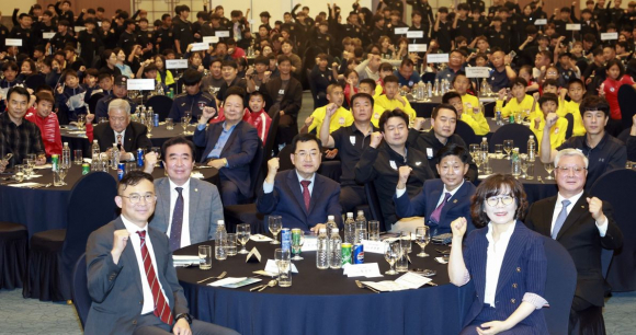 지난 13일 열린 ‘2026 화랑대기 국제 유소년 축구대회’ 개회식에서 주낙영 경주시장을 비롯한 주요 내빈과 국내외 선수단이 파이팅을 외치며 기념촬영을 하고 있다.