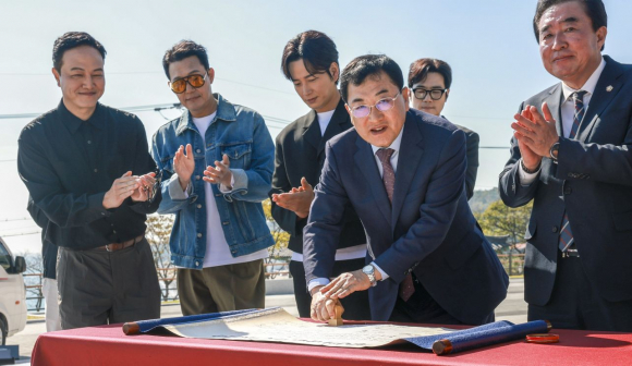 경주시는 14일 문무대왕 해양역사관 앞 광장에서 KBS 대하드라마 ‘문무’의 성공 기원 행사를 개최했다.