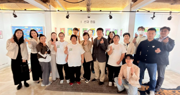 제4회 정신건강 예술전 참가자와 관계자들이 15일 경주큐신라민화갤러리에서 기념촬영을 하고 있다.